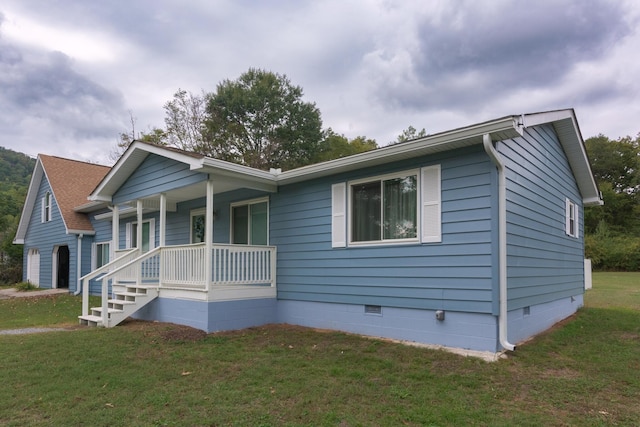 view of front facade with a porch and a front yard