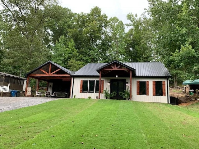 view of front facade with a front lawn