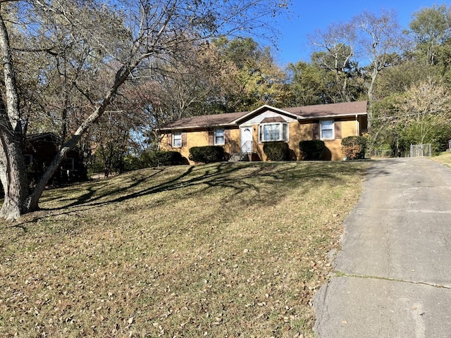 single story home with a front lawn