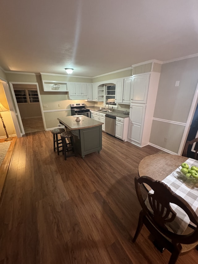 kitchen with a breakfast bar, sink, a center island, dark hardwood / wood-style flooring, and stainless steel appliances