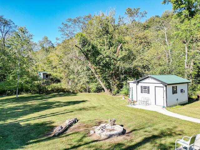 view of yard with an outdoor structure