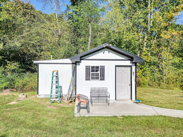 view of outdoor structure featuring a lawn