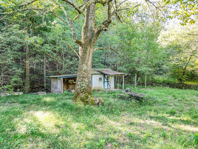 view of yard featuring an outbuilding