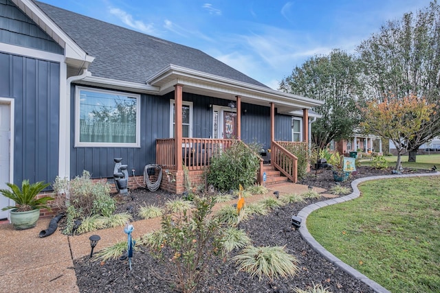 view of front facade with a front yard