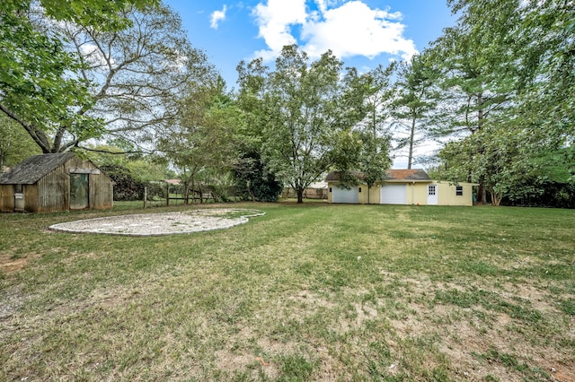 view of yard featuring an outdoor structure