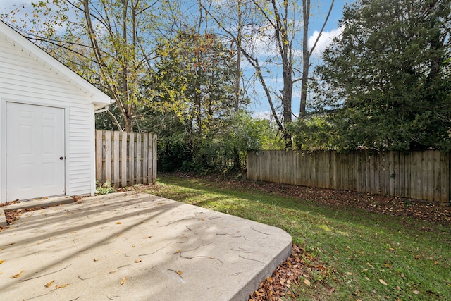 view of yard with a patio area