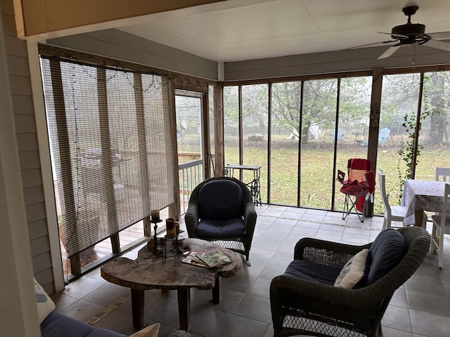 sunroom with ceiling fan