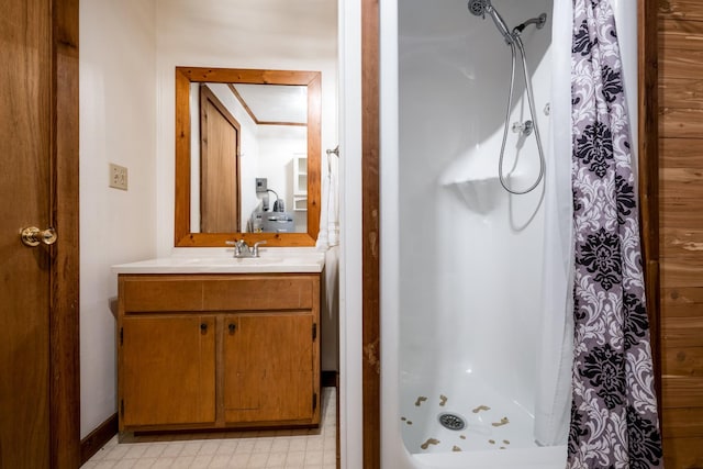 bathroom with a shower with curtain and vanity