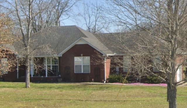 view of front of property featuring a front yard