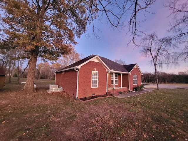 view of front facade featuring a lawn