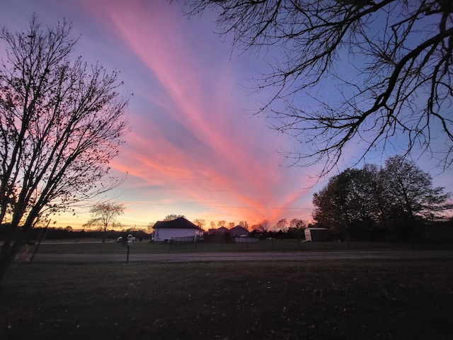 view of yard at dusk