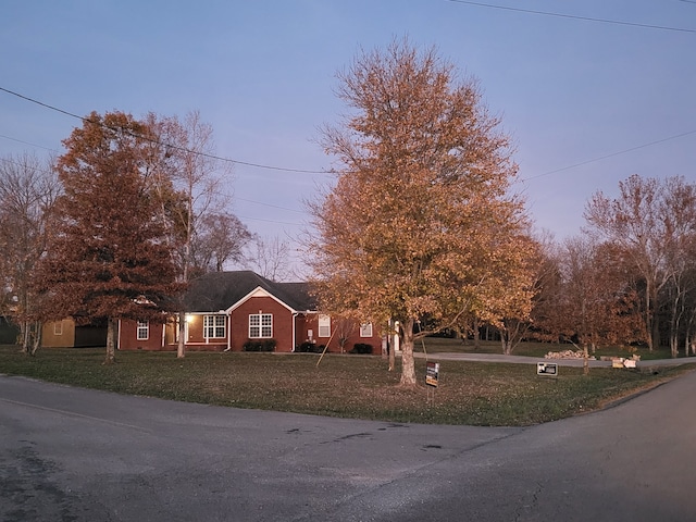 view of front of house featuring a yard