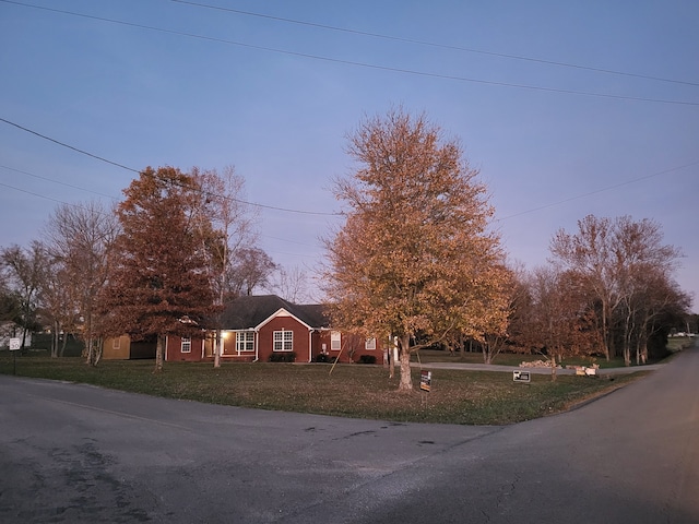 view of front facade featuring a yard