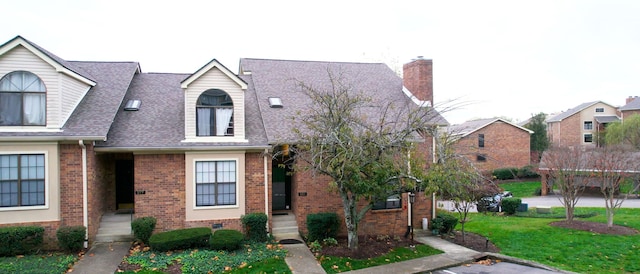 view of front facade with a front yard