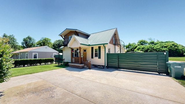 view of front of property featuring a front lawn