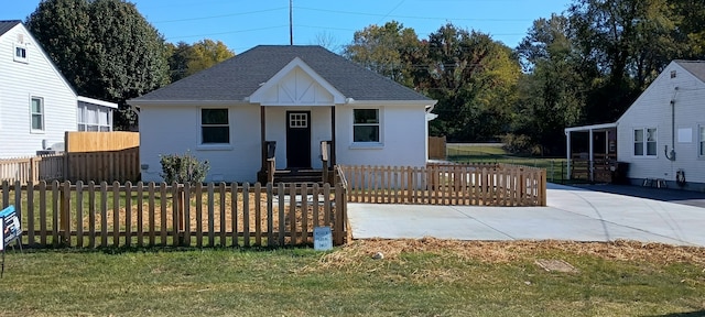 view of front of house with a front yard