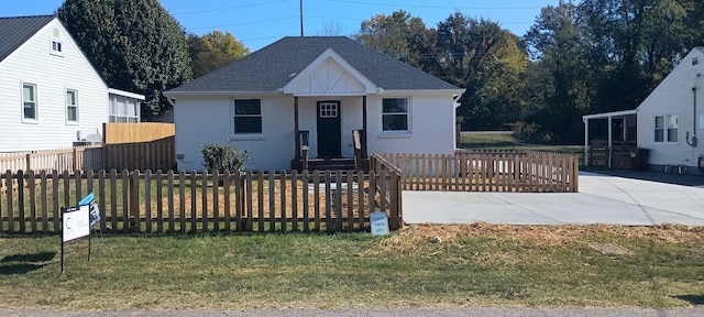 view of front of property featuring a front lawn