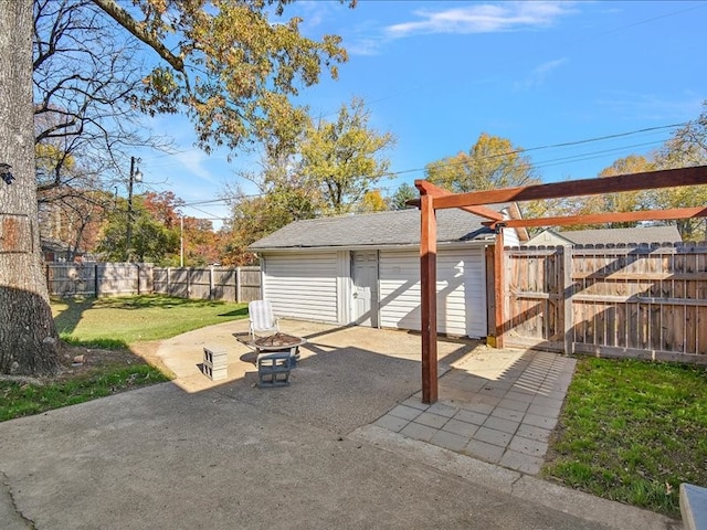 view of patio with a fire pit