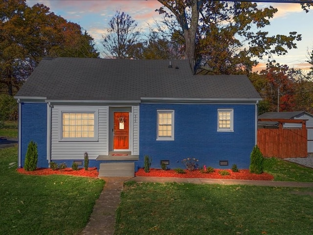 view of front of property featuring a lawn