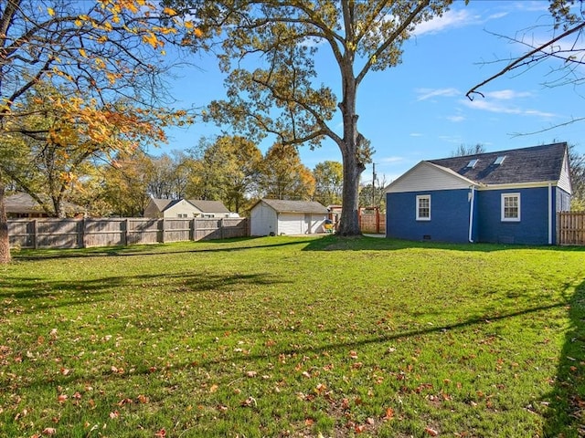 view of yard with an outdoor structure