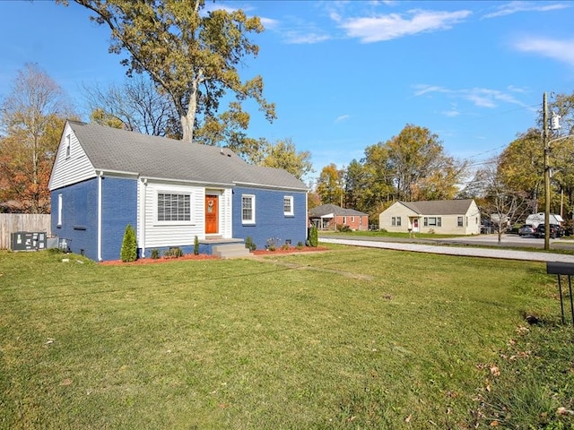 view of front of home featuring a front lawn