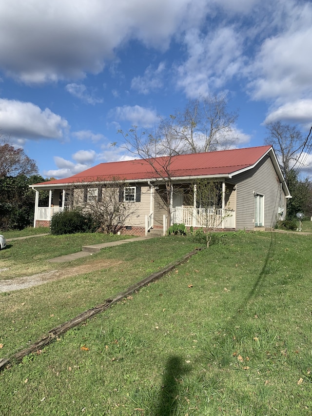 view of front of house featuring a porch and a front lawn