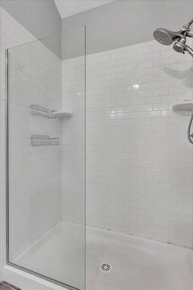 bathroom featuring tiled shower