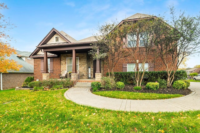 view of front of property featuring a front yard and covered porch