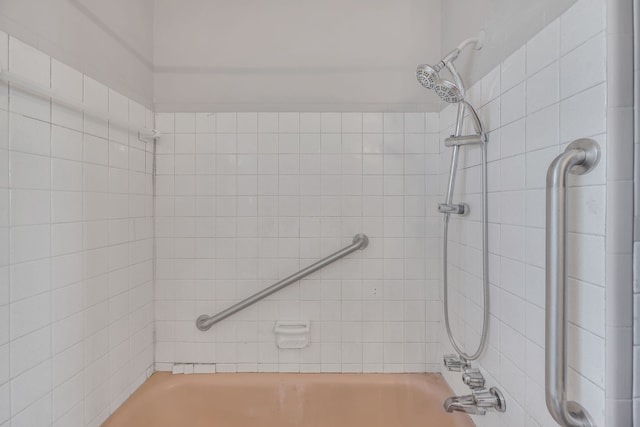 bathroom with tiled shower / bath