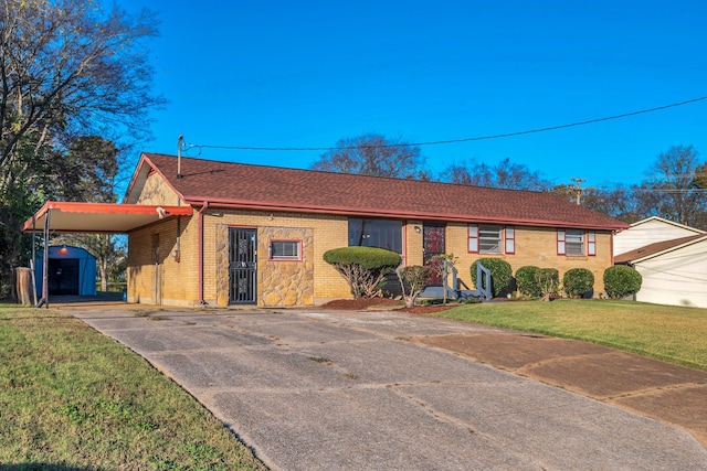 ranch-style home featuring a front lawn and a carport