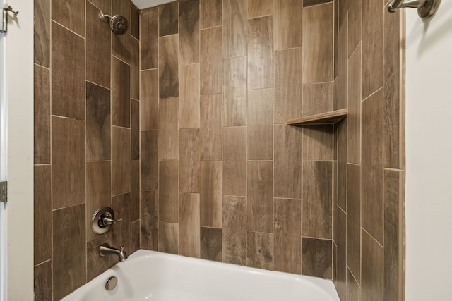 bathroom with tiled shower / bath