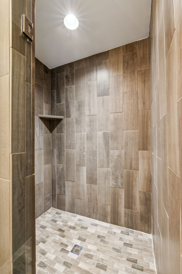 bathroom featuring a tile shower