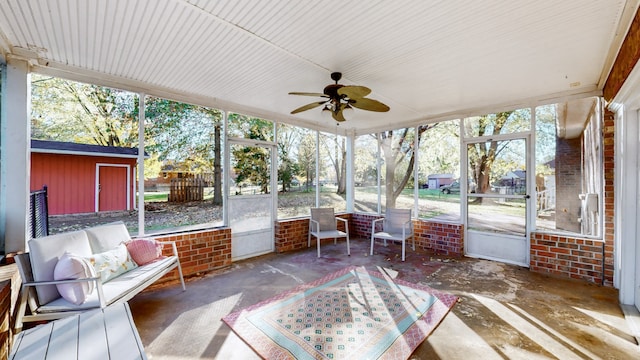 sunroom with ceiling fan