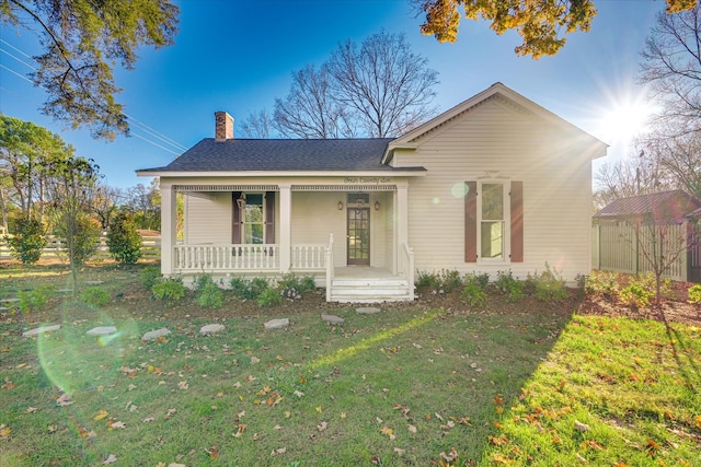 view of front facade featuring a front lawn and a porch