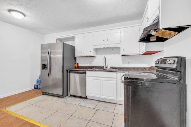 kitchen featuring sink, stainless steel appliances, a textured ceiling, white cabinets, and light wood-type flooring