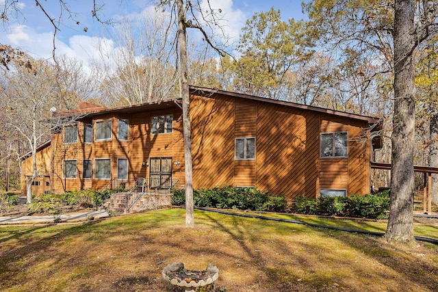 log-style house featuring a front lawn