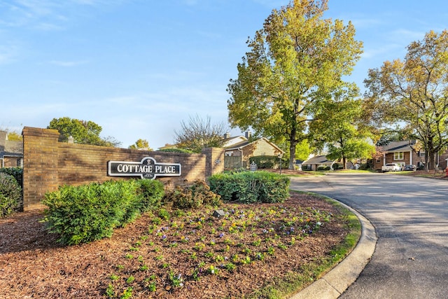 view of community / neighborhood sign