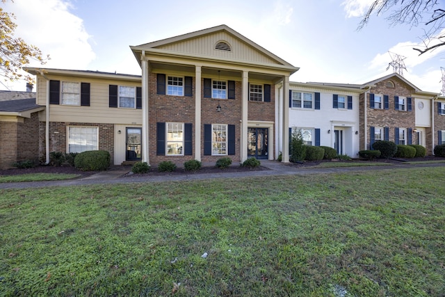 view of front of house featuring a front yard