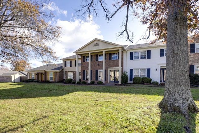 greek revival inspired property featuring a front yard