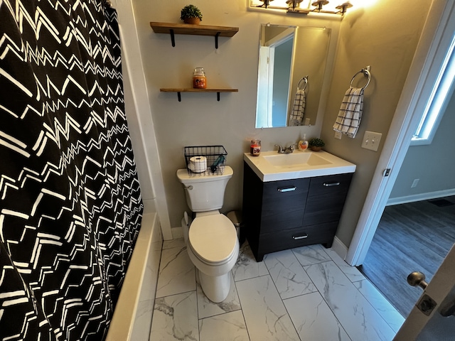 bathroom featuring a shower with curtain, vanity, and toilet