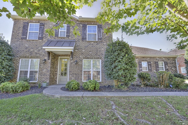 view of front of property featuring a front yard