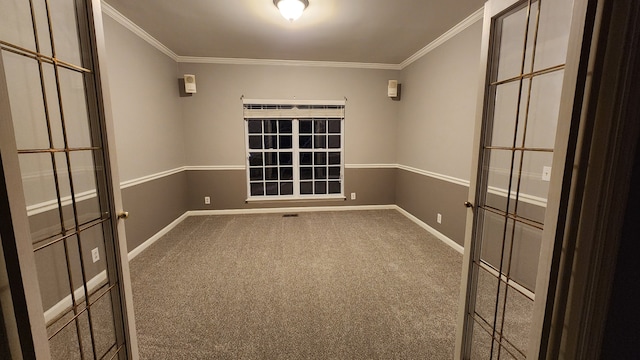 unfurnished room featuring carpet flooring and crown molding