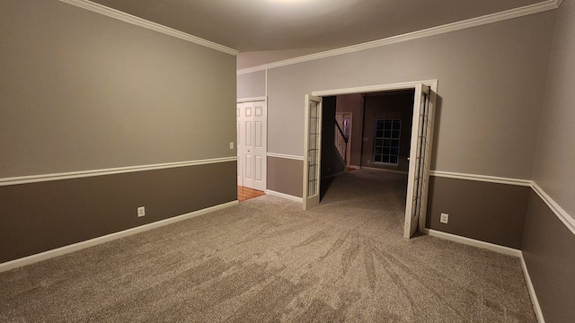 carpeted spare room featuring vaulted ceiling and ornamental molding