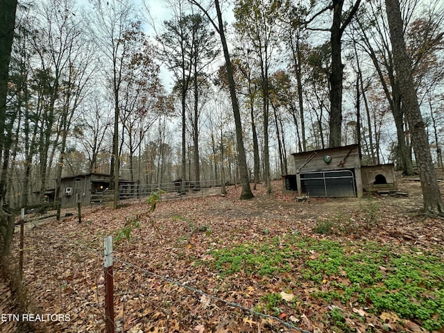 view of yard with an outdoor structure