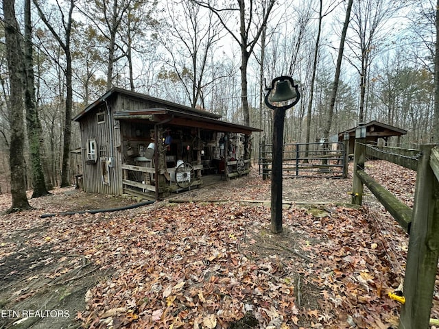 view of yard with an outdoor structure