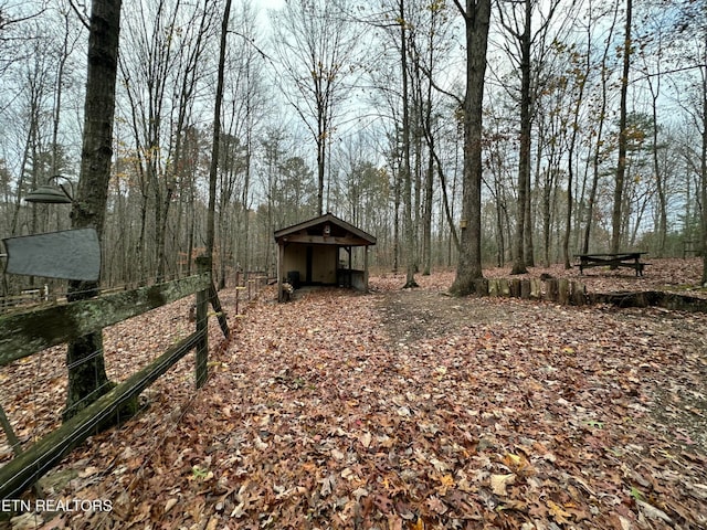 view of yard featuring an outbuilding