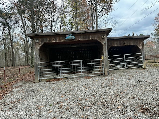 view of front of property featuring an outdoor structure