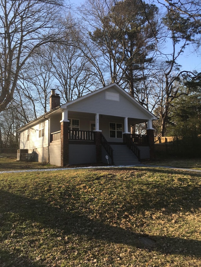 view of front of property with a front yard