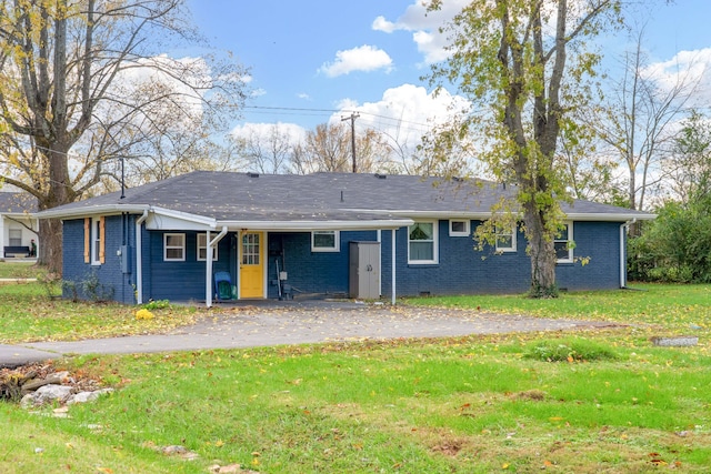 view of front of house with a front lawn