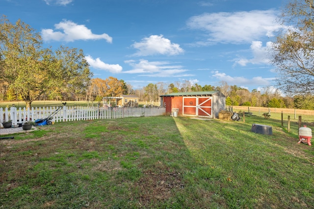 view of yard featuring a shed